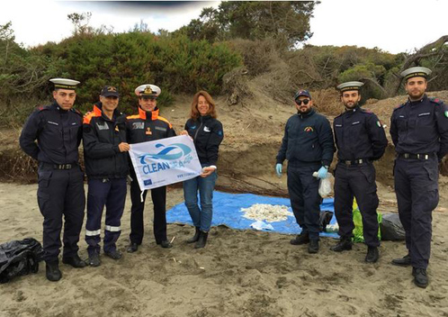 La Guardia Costiera con i volontari del progetto Clean Sea Life ripuliscono la spiaggia della Feniglia.

